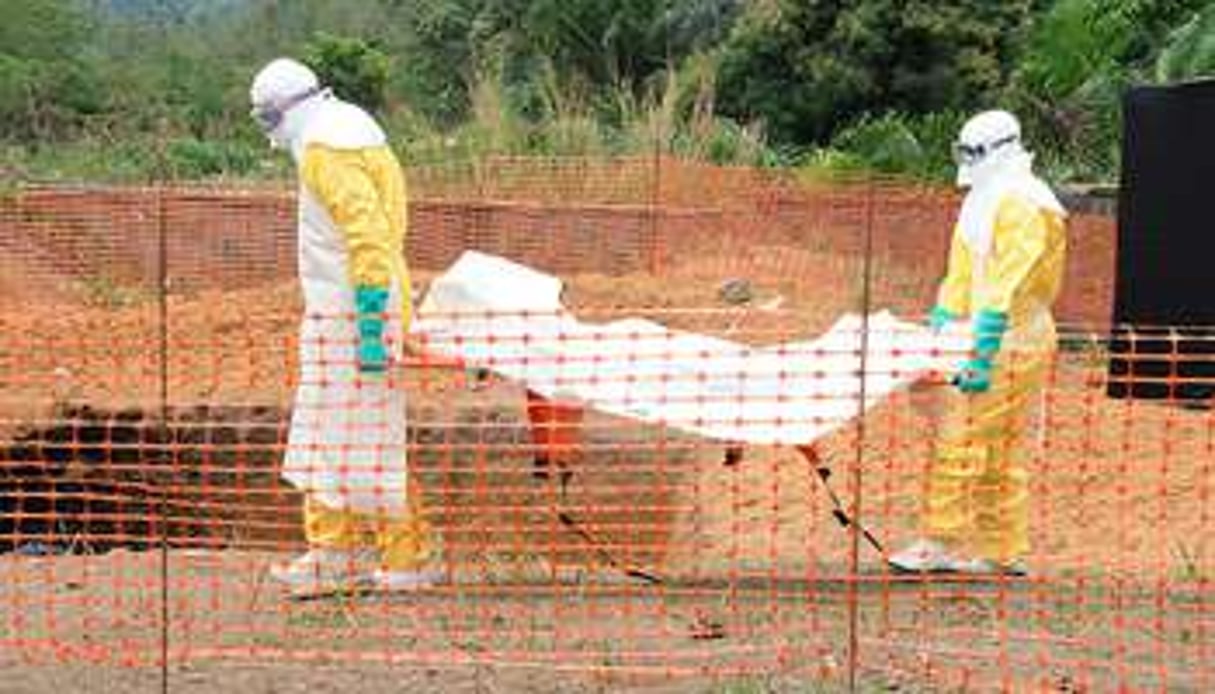 Une victime du virus Ebola, en Guinée. © AFP