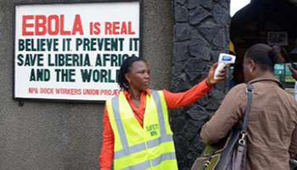 Contrôle sanitaire à l’entrée du port de Monrovia, au Liberia, le 29 août 2014. © AFP
