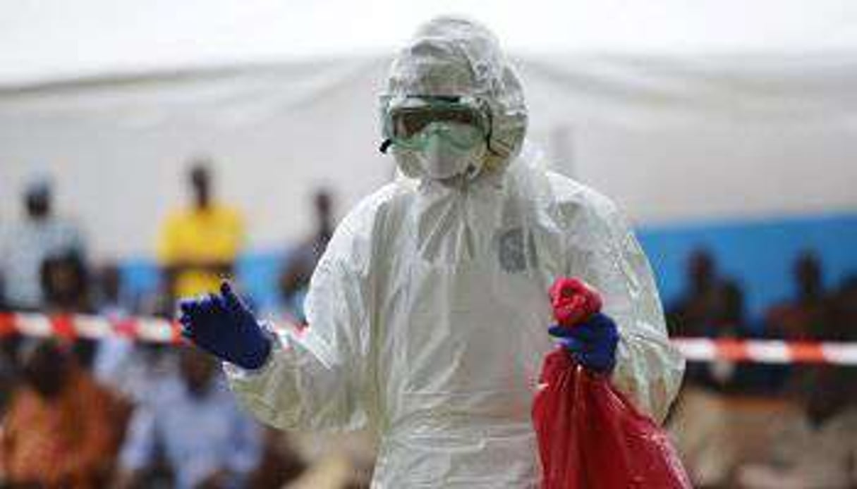 Un homme dans une combinaison le protégeant du virus Ebola, à l’hôpital de Biankouma en Côte d’I © AFP