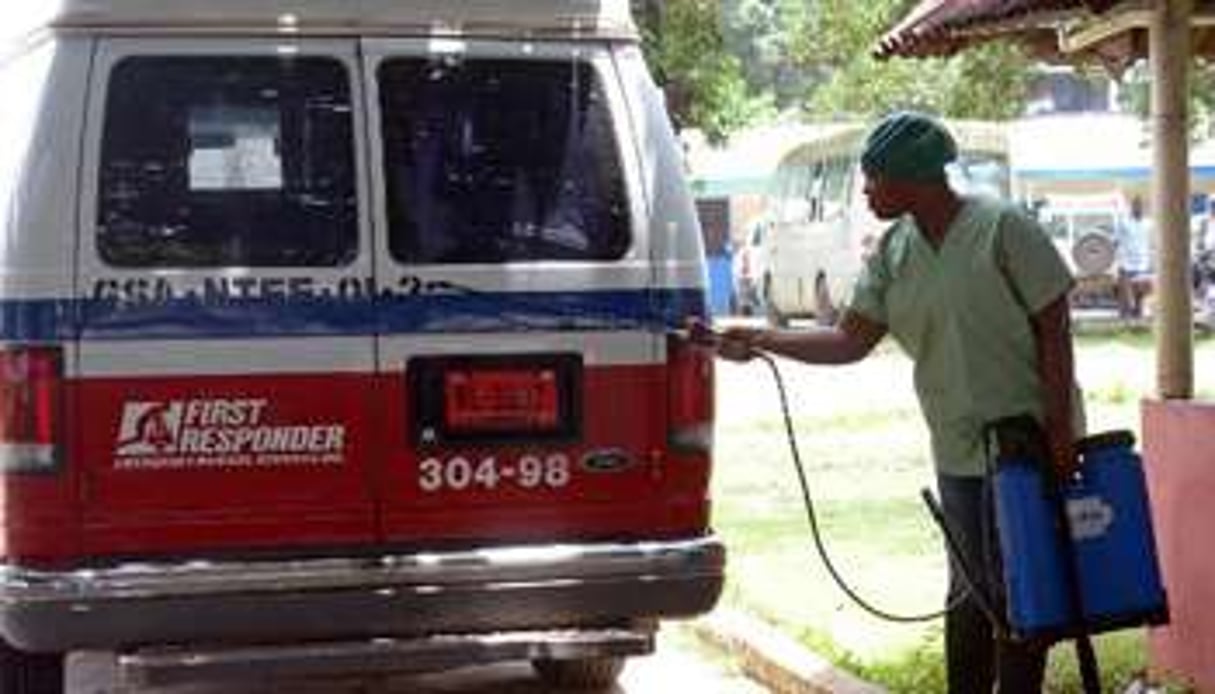 Un membre du personnel médical d’un hôpital de Monrovia, Liberia, le 1er septembre 2014. © AFP