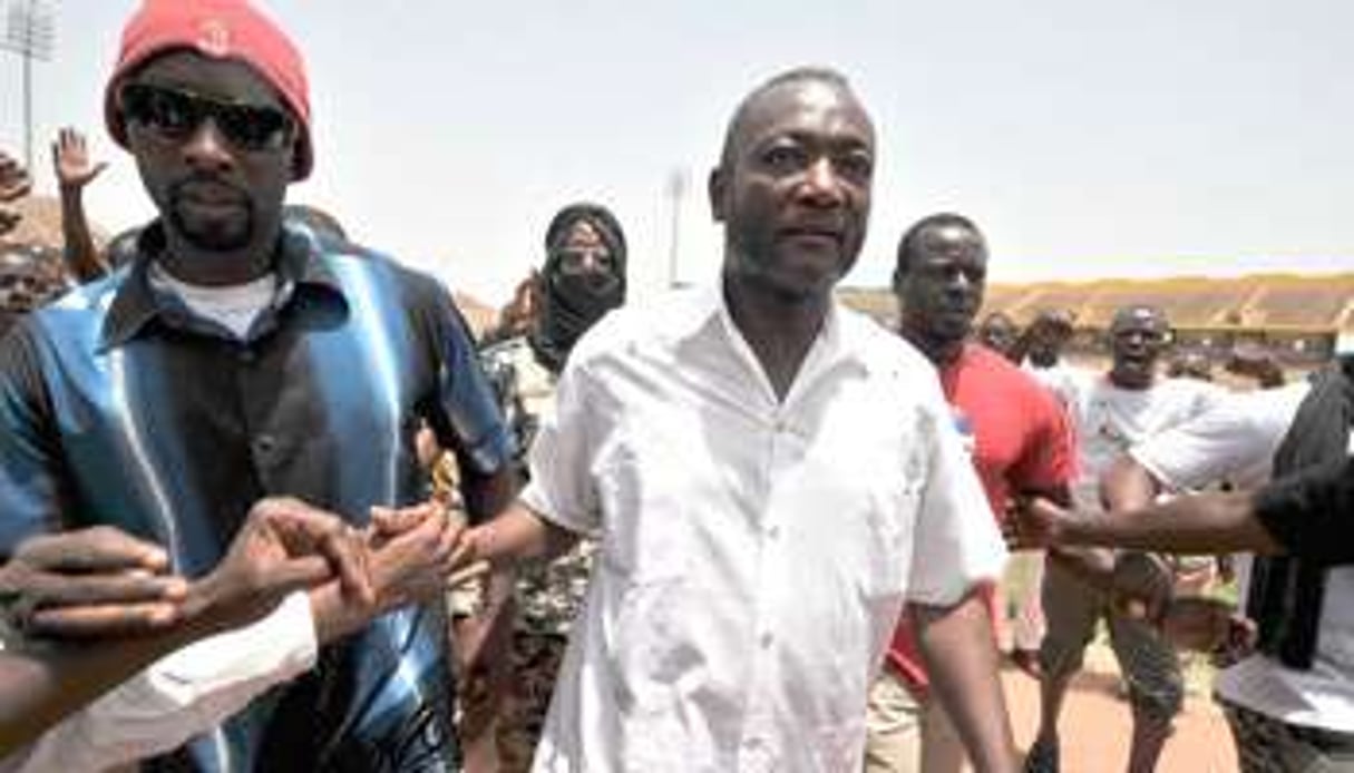 Oumar Mariko, acclamé par des partisans à Bamako, le 31 mars 2012. © Issouf Sanogo/AFP