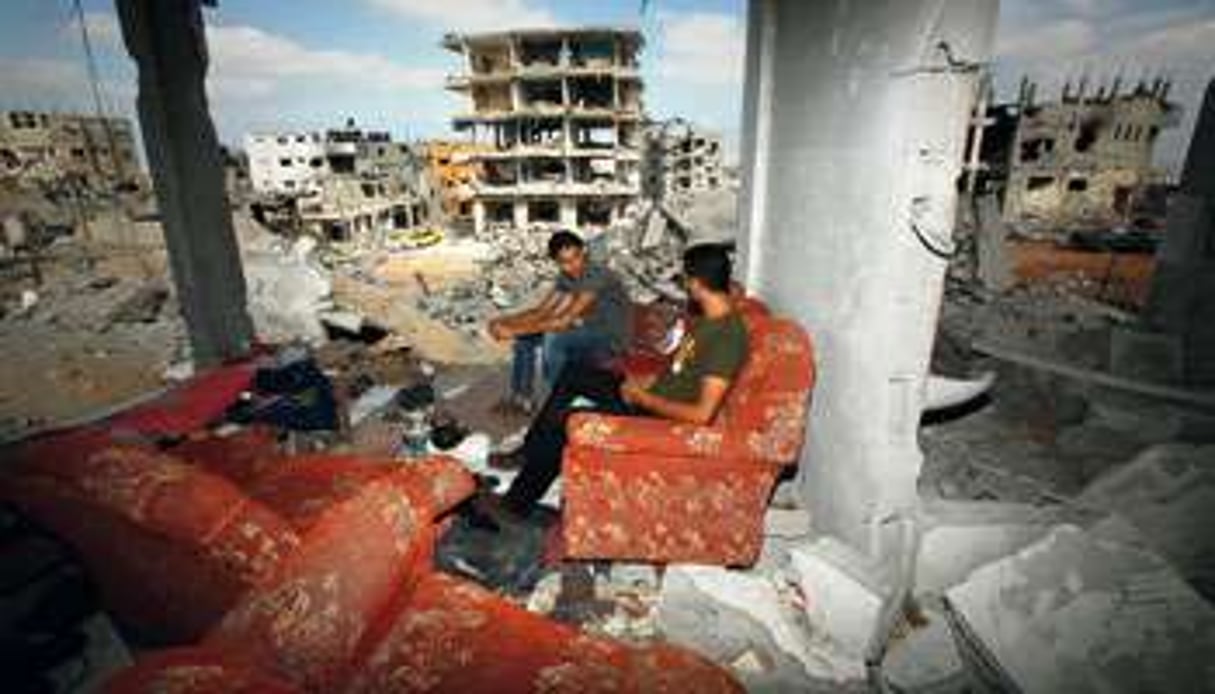Des Palestiniens, dans ce qui reste de leur maison… À gaza, le 27 août. © Suhaib Salem/Reuters