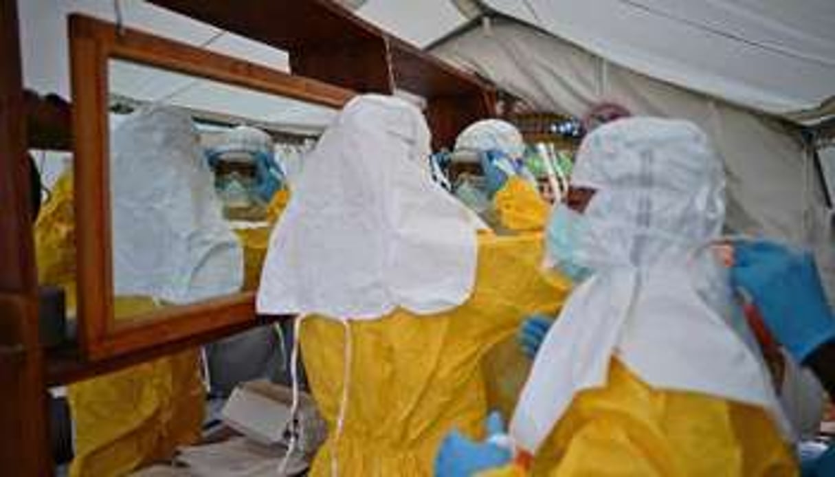 Des équipes de MSF dans un centre de traitement d’Ebola à Kailahun, en Sierra Leone, le 15 août. © AFP