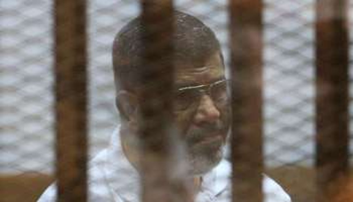 Mohamed Morsi lors de son procès au Caire, le 18 août 2014. © AFP