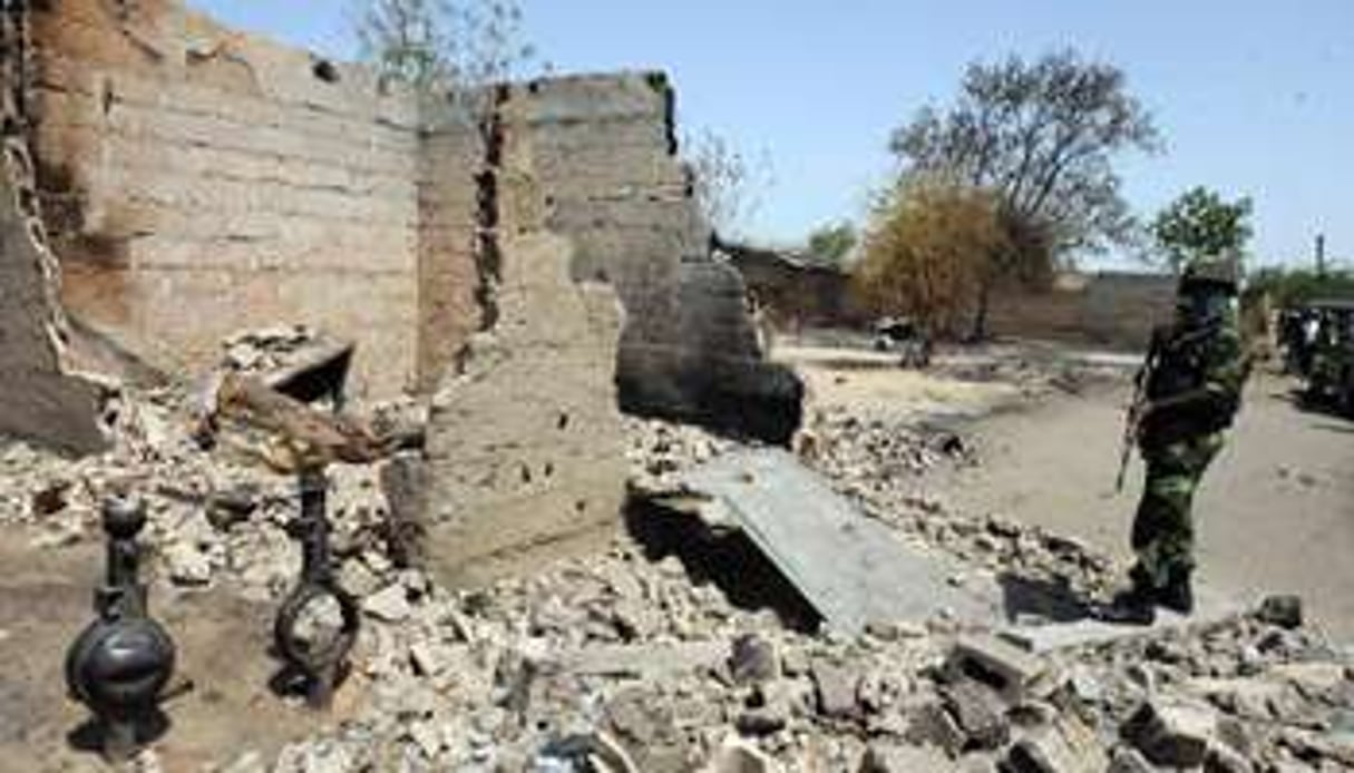 Un soldat dans les ruines d’une maison à Baga le 30 avril 2013. © AFP