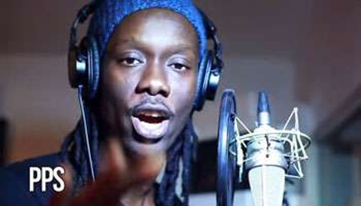 Le rappeur PPS, qui participe au clip de « Y’en a marre » contre le virus Ebola. © Capture d’écran/Youtube