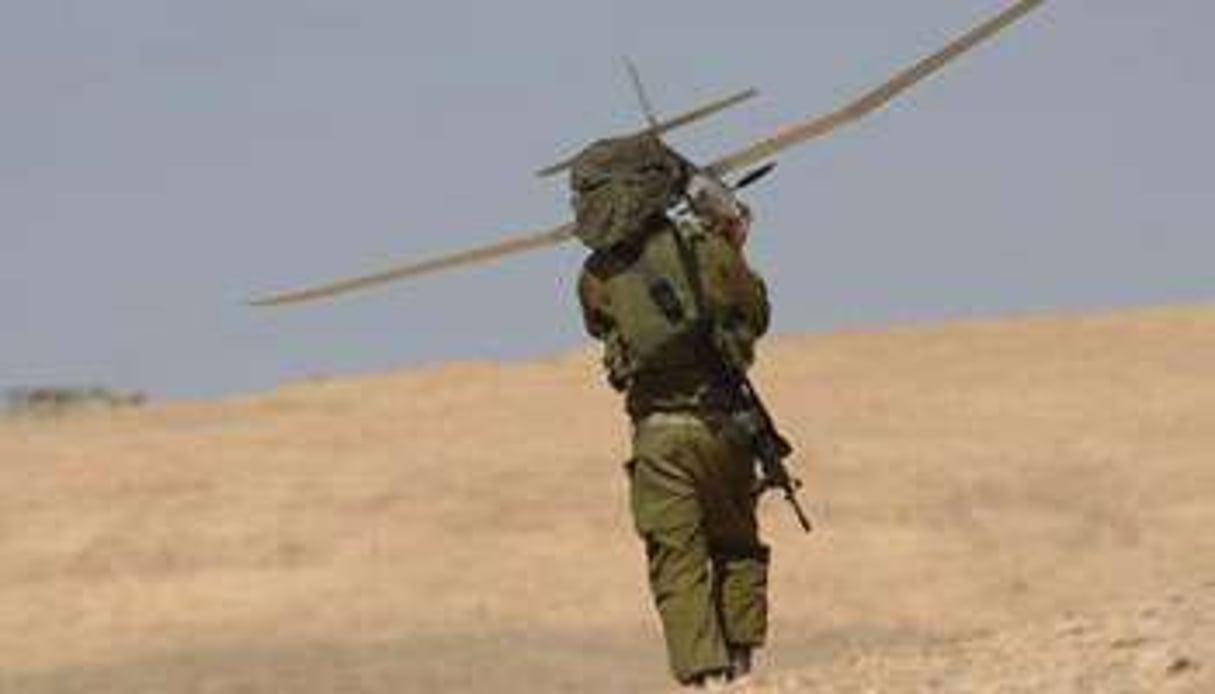 Un soldat israélien s’entraine à manipuler un drone. © AFP