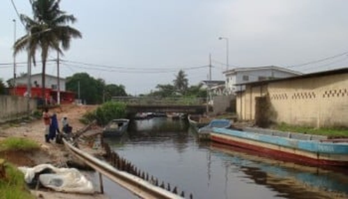 Port-Gentil, la capitale économique du Gabon, s’est engagée dans un plan de réhabilitation de son réseau de drainage des eaux pluviales. © AFD