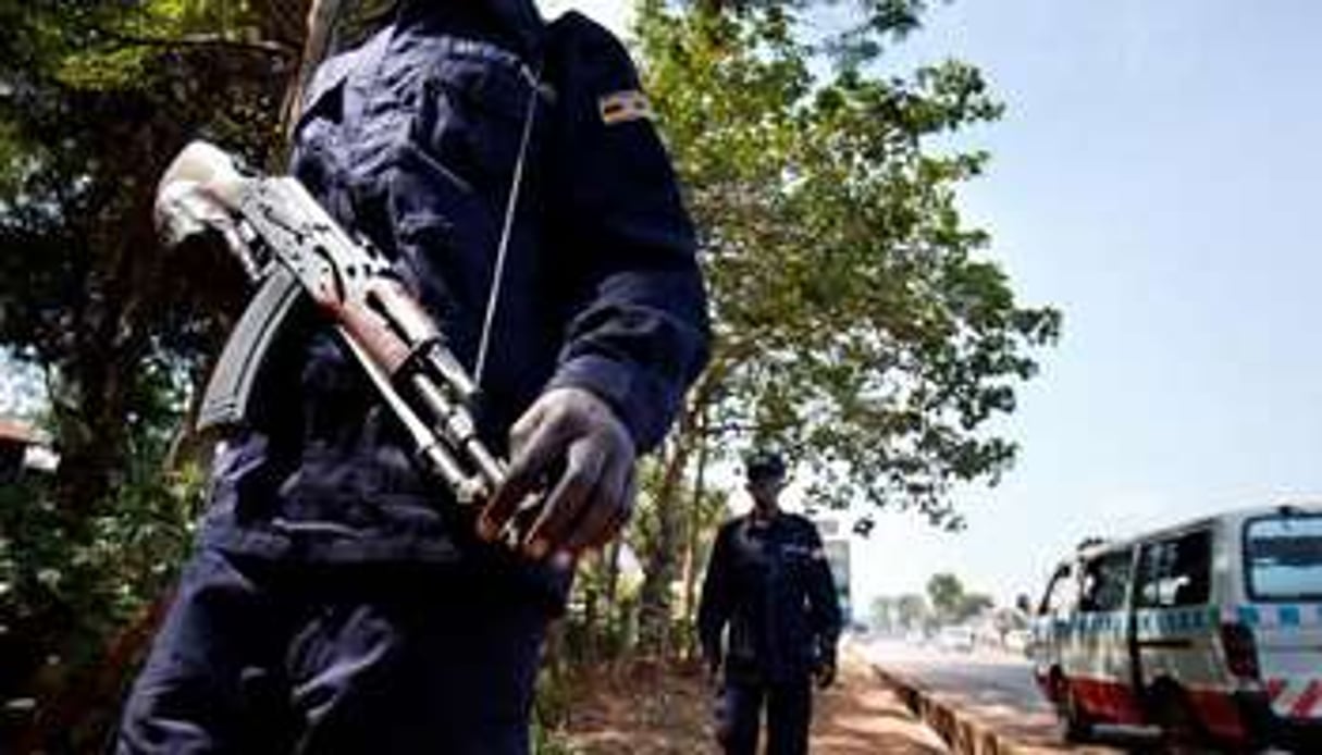 Des policiers ougandais patrouillent à Kampala, en 2010 © AFP