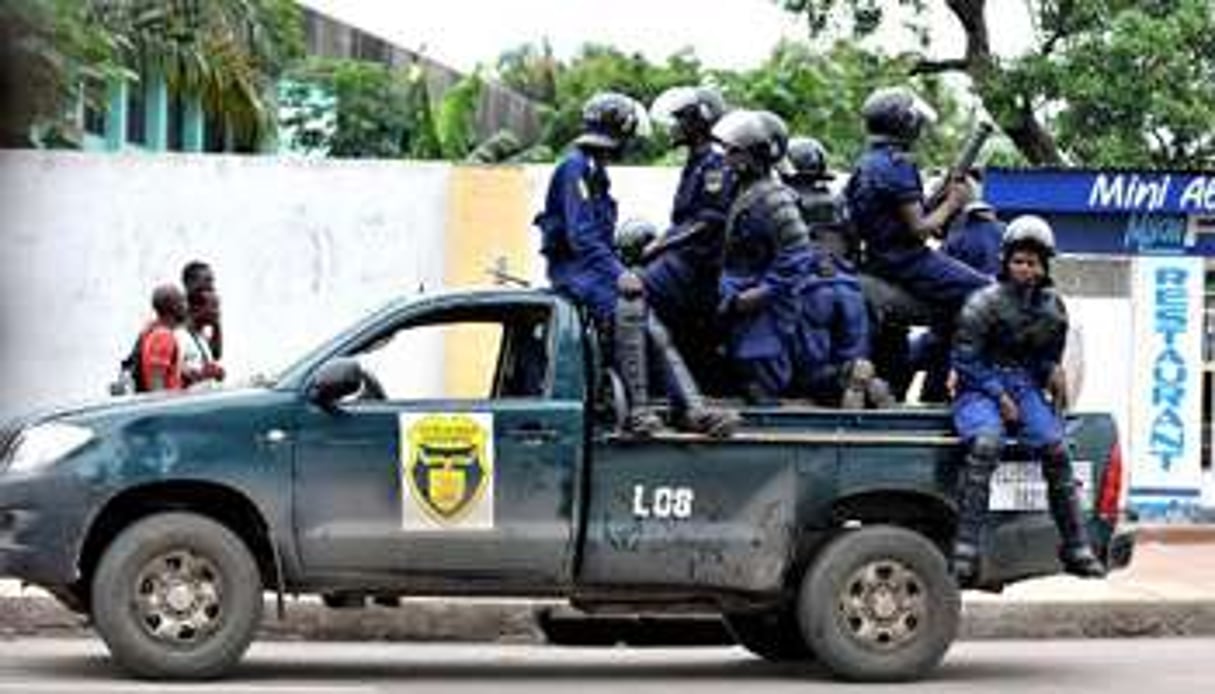 Des policiers congolais en patrouille dans les rues de Kinshasa. © AFP