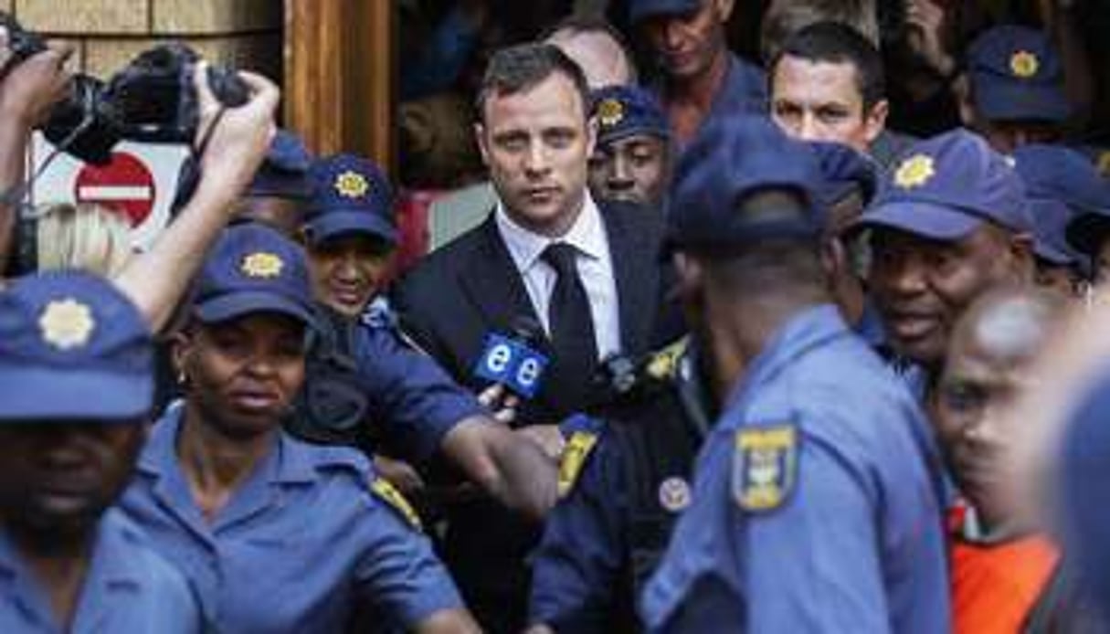 Le champion sud-africain quitte le tribunal de Pretoria, le 12 septembre 2014. © AFP