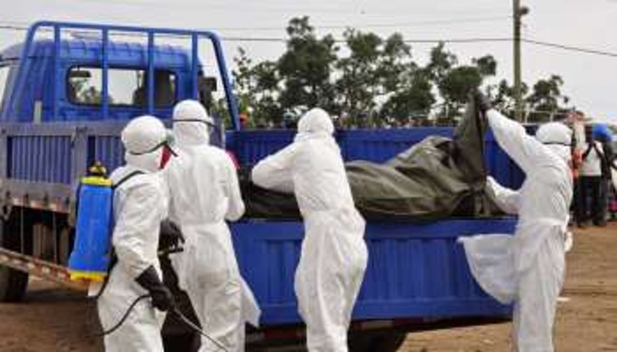 Les autorités sanitaires emmènent le corps d’une victime d’Ebola, le 12 août, au Liberia. © Abbas Dulleh / AFP
