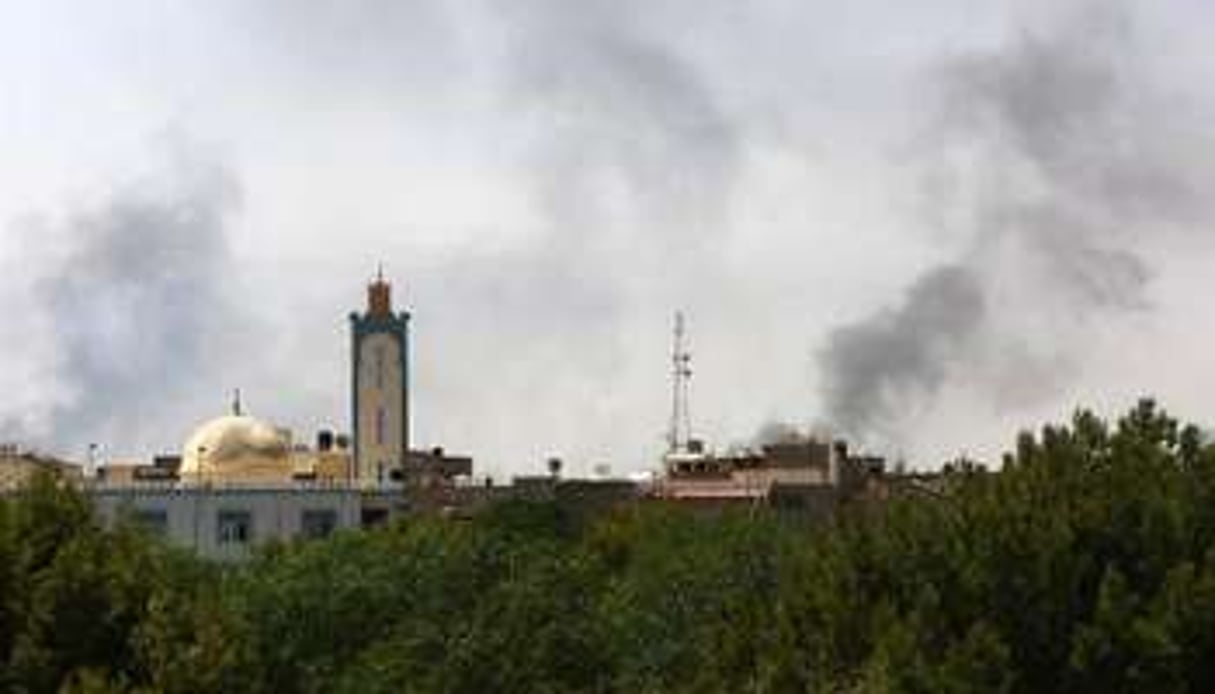 De la fumée issue de combats entre milices et forces armées à l’aéroport de Tripoli, en août © AFP