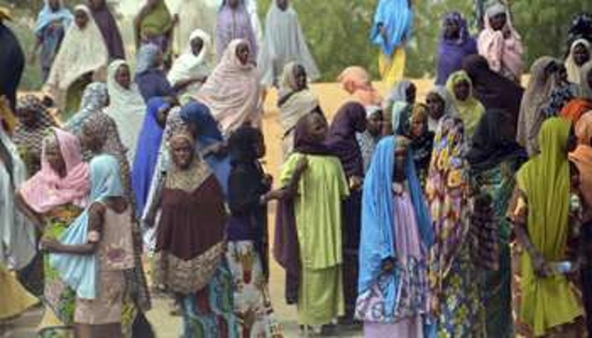 Des réfugiés fuient les combats entre les forces armées et les rebelles islamistes au Nigeria. © AFP