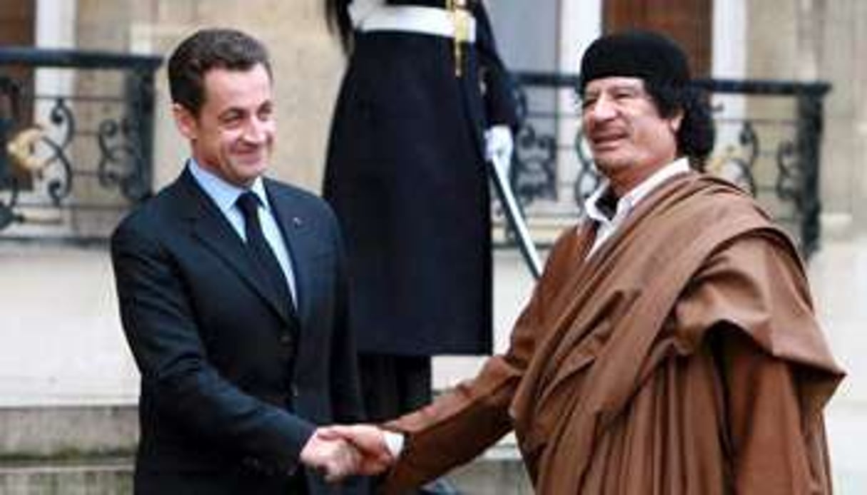 Nicolas Sarkozy et Mouammar Kadhafi à l’Élysée en 2007. © AFP