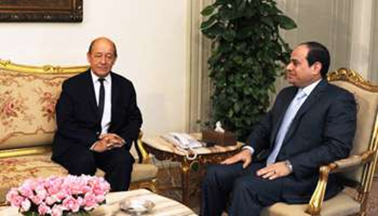 Jean-Yves Le Drian et le président égyptien Abdel Fattah al-Sissi, le 16 septembre au Caire. © AFP