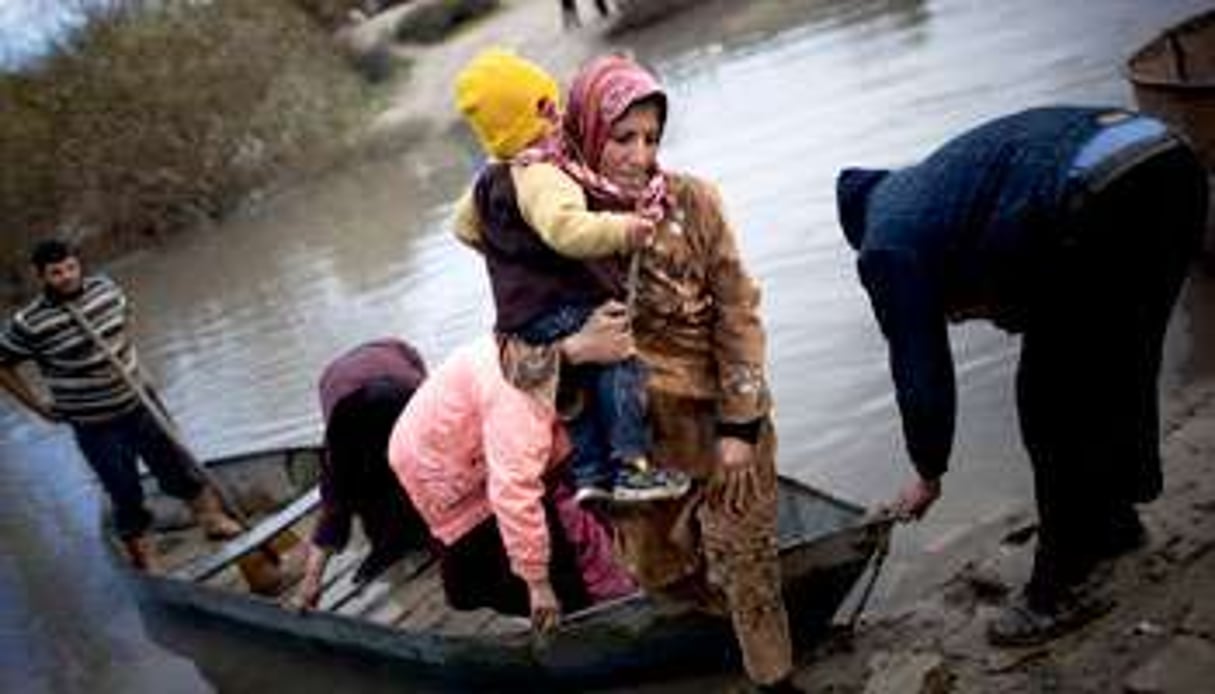 Réfugiés syriens franchissant l’Oronte, près du village de Hacipasa, en Turquie. © Manu Brabo/AP