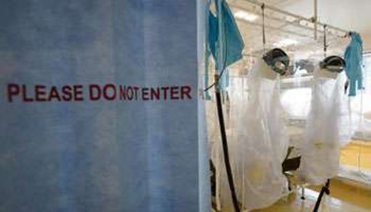 Des tenues de protection contre le virus Ebola. © AFP