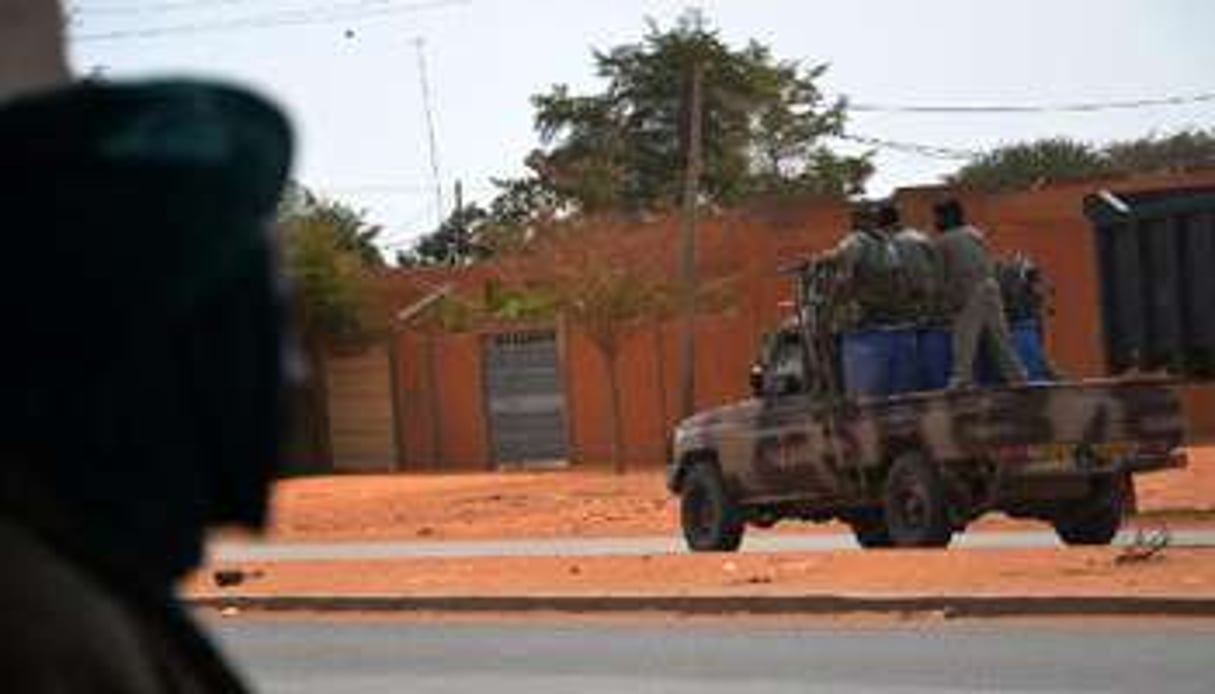 Des soldats tchadiens quittent Niamey sur un camion le 26 janvier 2013. © AFP