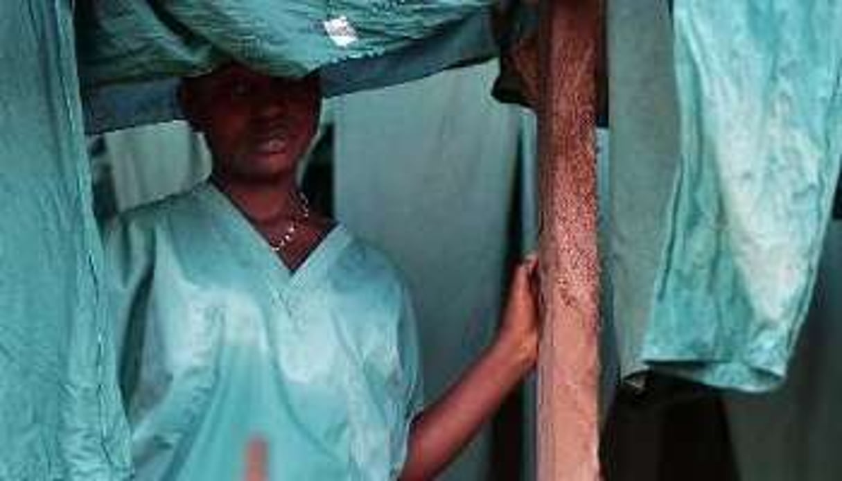 Un travailleur de Médecins sans frontières dans un centre de traitement du virus Ebola. © AFP