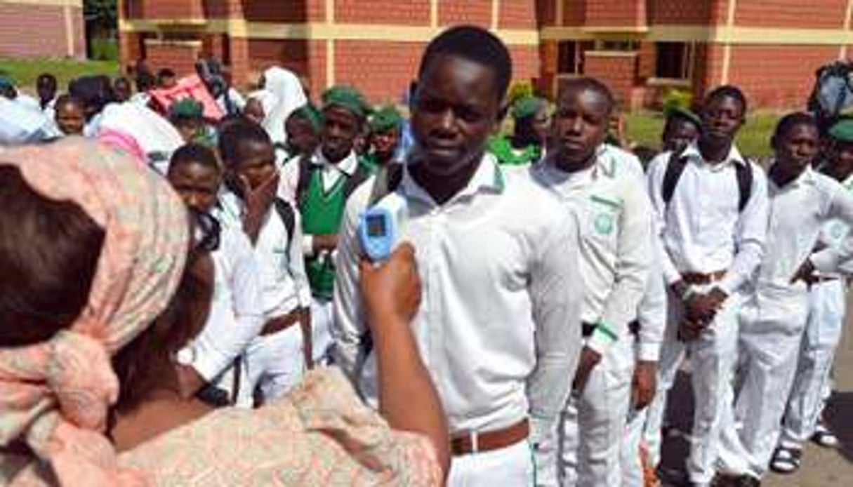 Contrôle de température sur des lycéens le 22 septembre 2014 à Abuja. © AFP