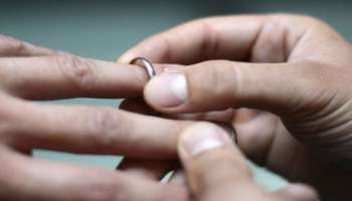 Échange d’alliances lors du mariage d’un couple homosexuel. © AFP