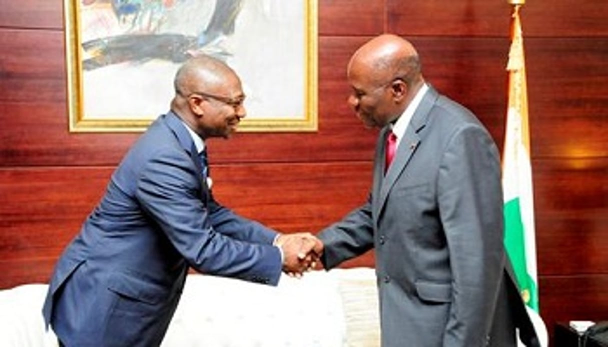 Le président d’Afreximbank Jean-Louis Ekra (à gauche) et Daniel Kablan Duncan le Premier ministre ivoirien lors de la signature de l’accord. © Afreximbank