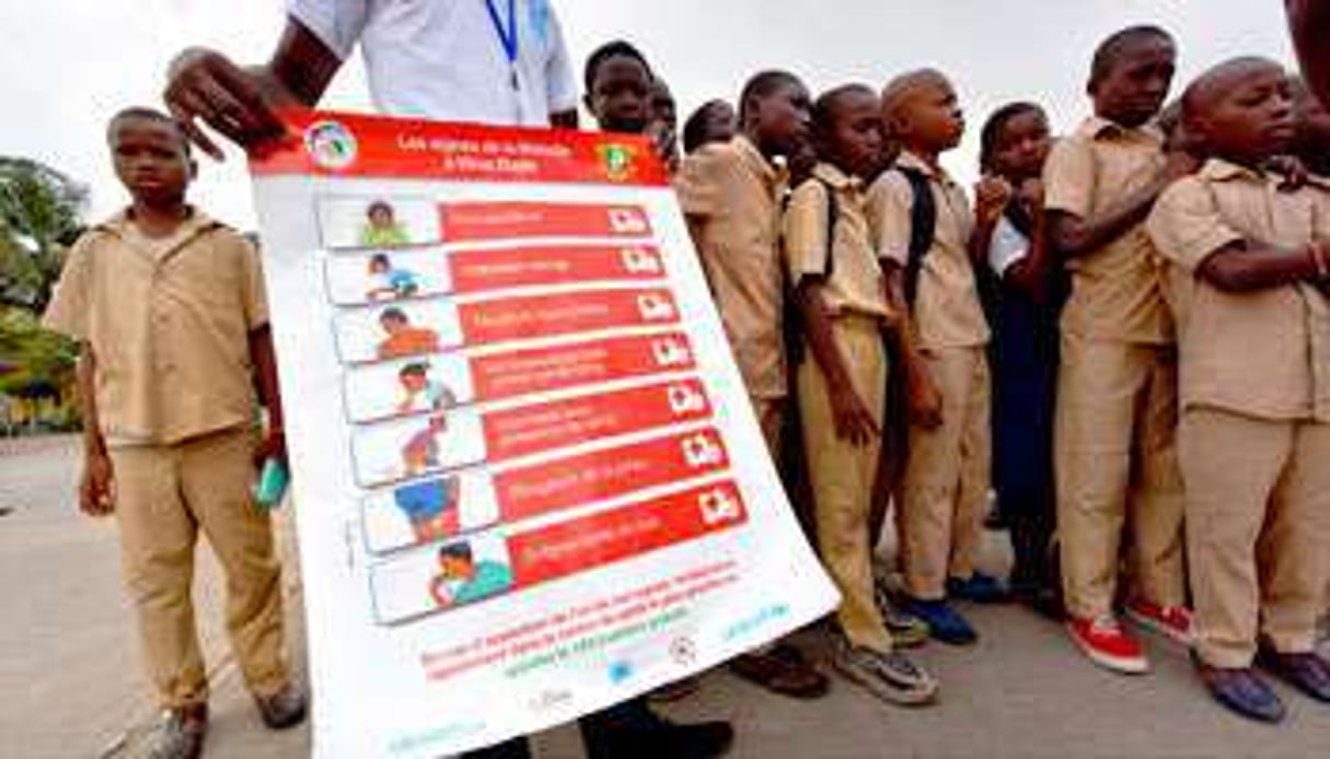 Campagne d’information du Pnud auprès d’écoliers, à Abidjan, le 15 septembre. © Sia Kambou/AFP