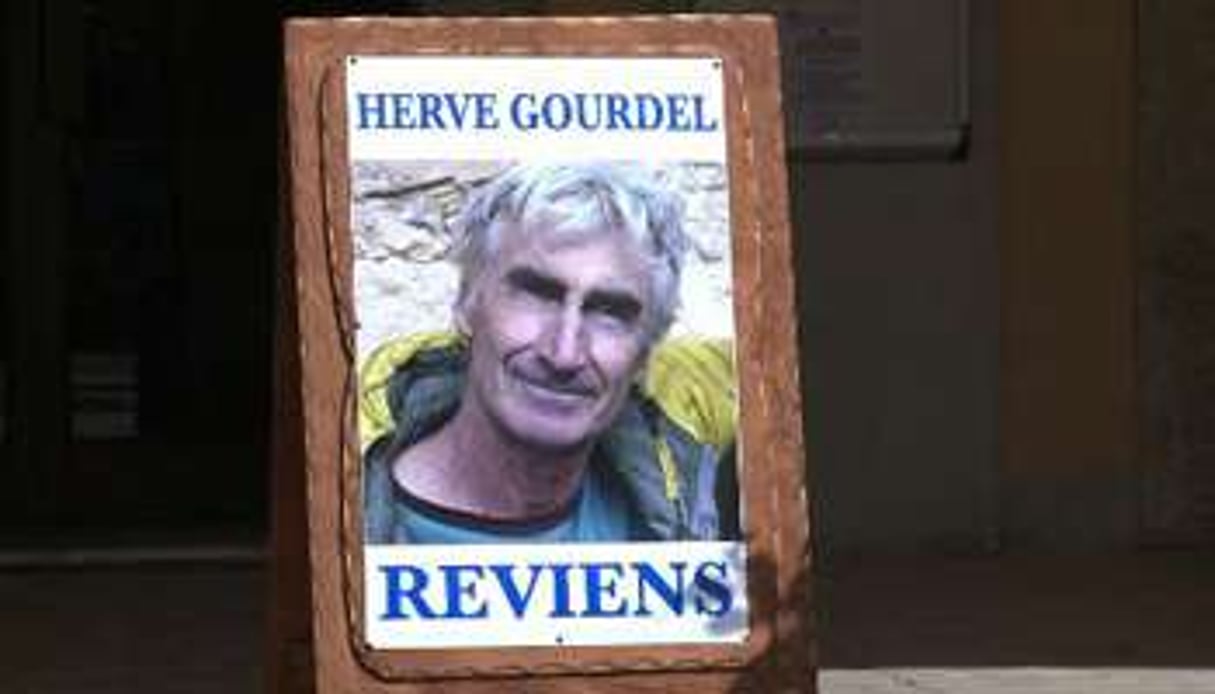 Portrait d’Hervé Gourdel, placé sous les arcades de la mairie de Saint-Martin-Vésubie. © AFP