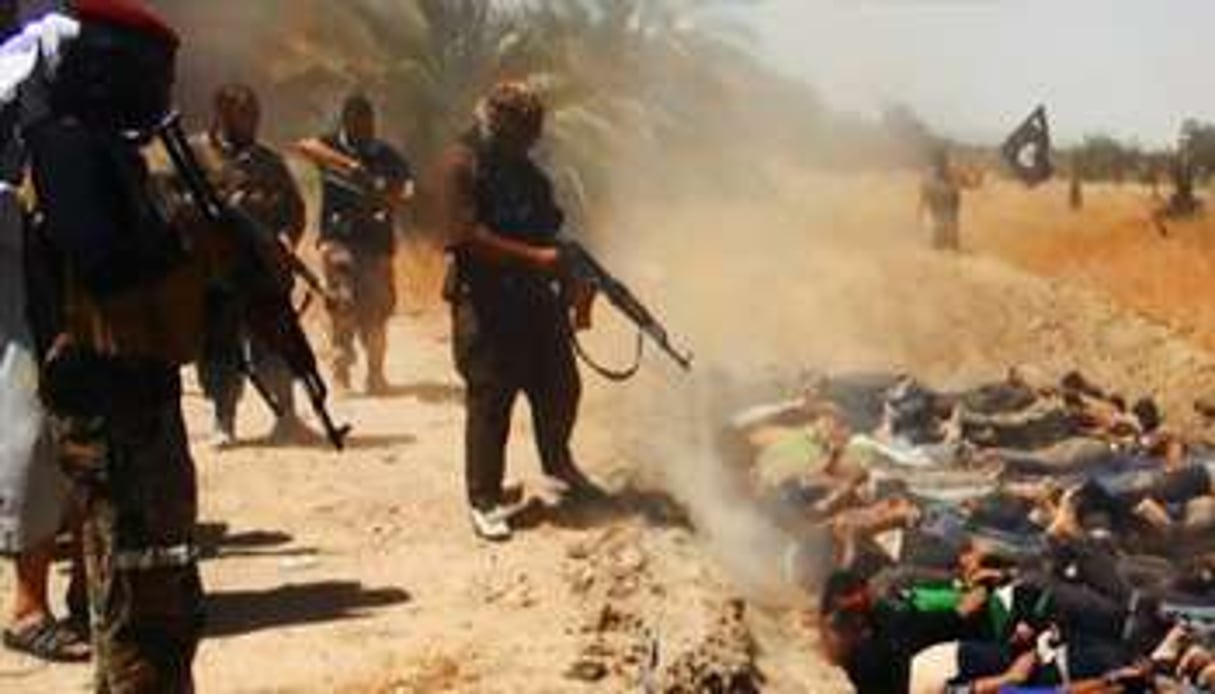 Membres de l’Etat islamique exécutant des membres des forces de sécurité irakiennes. © Welayat Salahuddin/AFP/HO