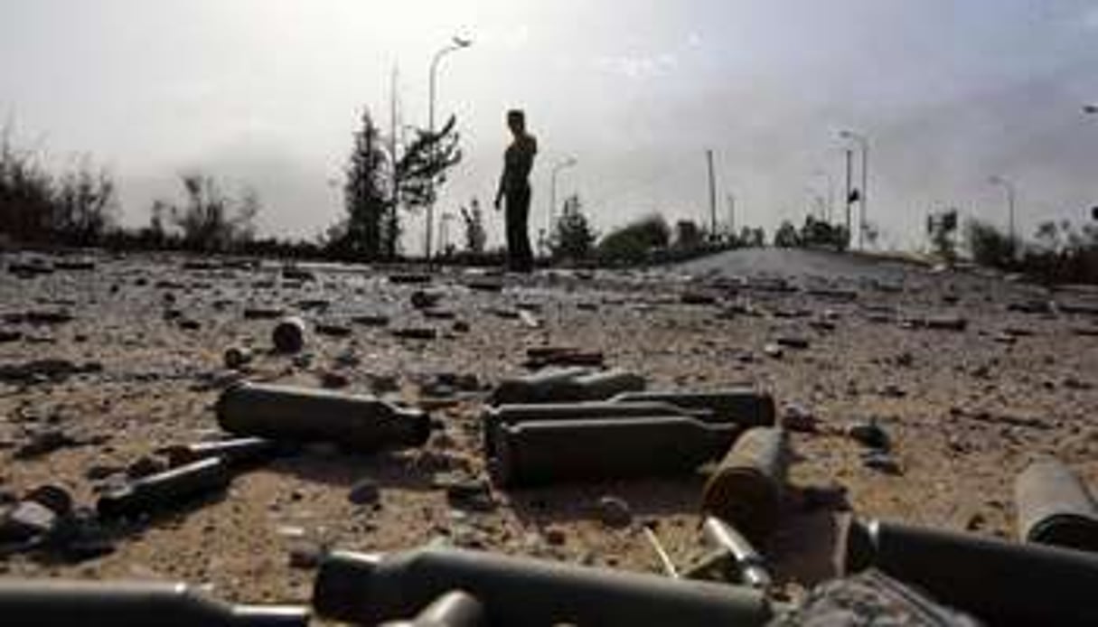 Des cartouches de mitrailleuses jonchent le sol, près de l’aéroport de Tripoli, le 21 août 2014. © [Mahmud Turkia/AFP