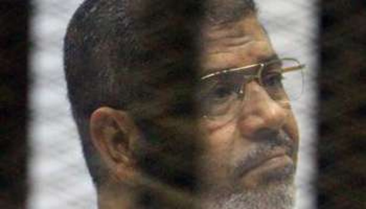 Mohamed Morsi dans la cage des accusés, le 15 septembre 2014 au Caire. © AFP