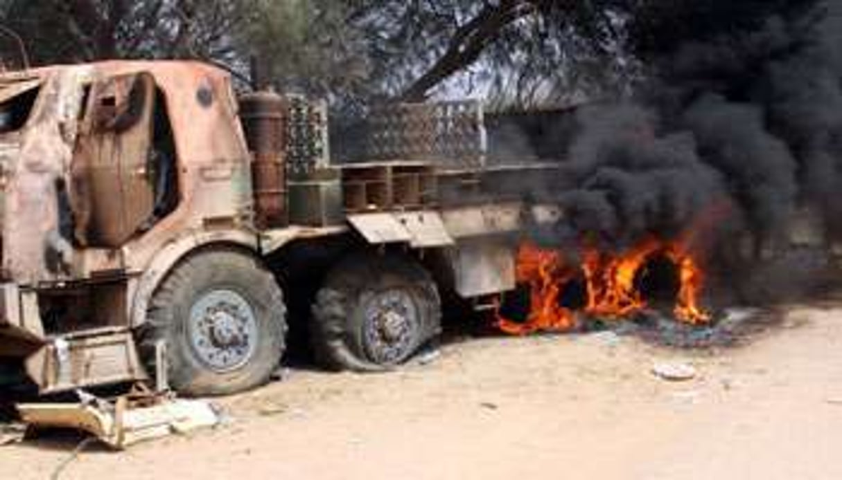 Du matériel militaire brûle, à Wershefana, le 23 septembre 2014. © MAHMUD TURKIA / AFP