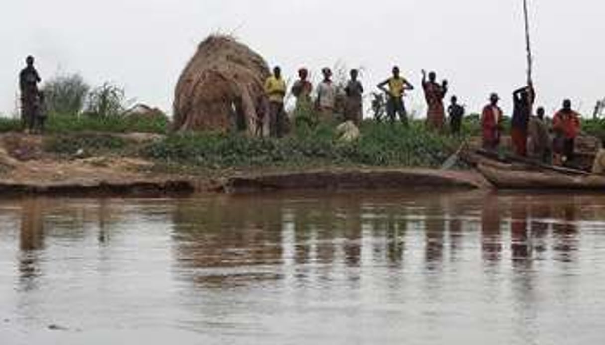 Sur les bords de la rivière Kagera où des pêcheurs ont vu des corps flotter, le 14 septembre. © Esdras Ndikumana/AFP