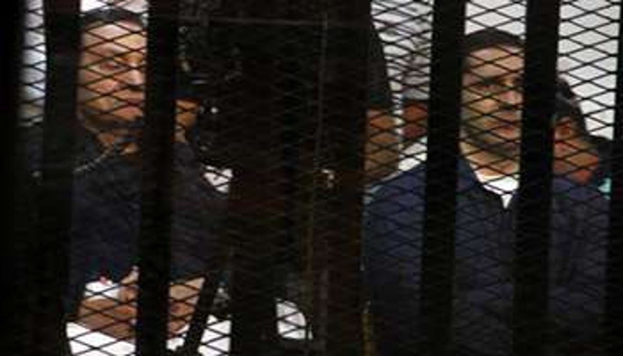 Hosni Moubarak et son fils lors de leur procès à l’Académie de police, le 13 août 2014 au Cair © AFP