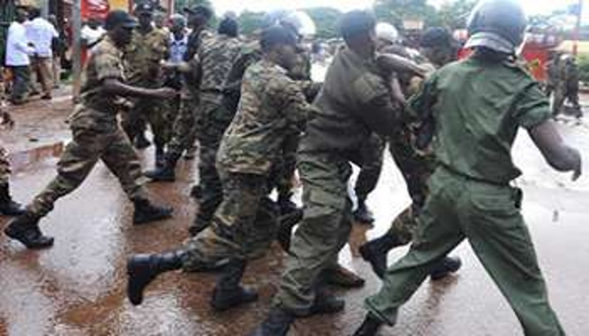 Arrestation des manifestants au stade de Conakry, le 28 septembre 2009. © AFP