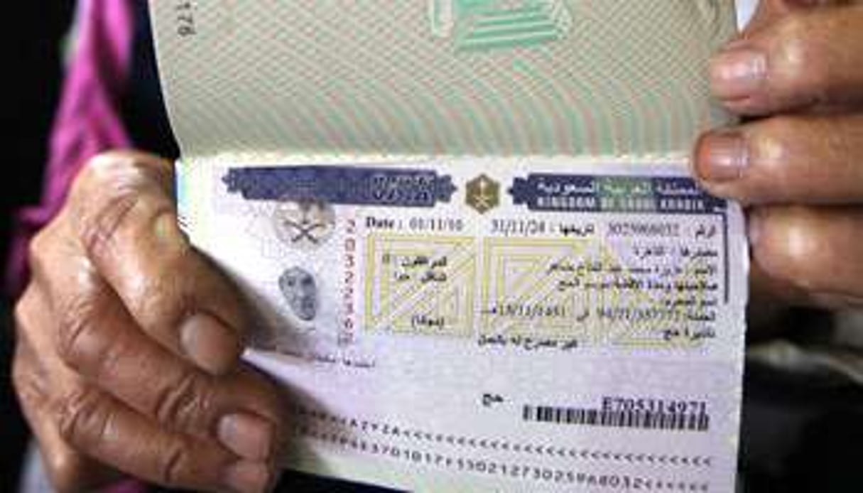 Une femme montre le visa qu’elle a obtenu pour l’Arabie Saoudite, en 2010. © SAID KHATIB / AFP