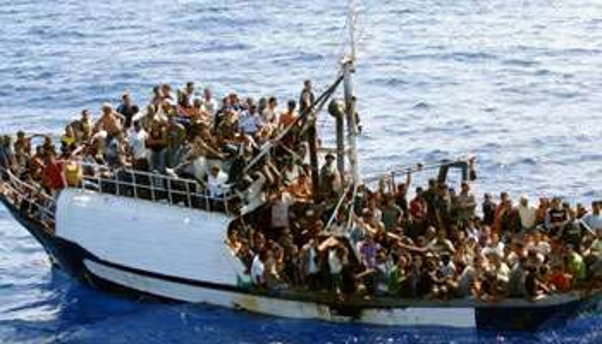 Un btaeau de migrants en Méditerranée. © AFP