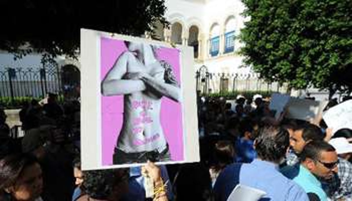 Manifestation contre la violence faite aux femmes à Tunis le 2 octobre 2012. © AFP
