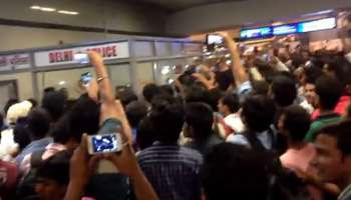 La foule hilare filmant un lynchage d’Africains dans le métro, le 28 septembre à New Delhi. © Capture d’écran Youtube