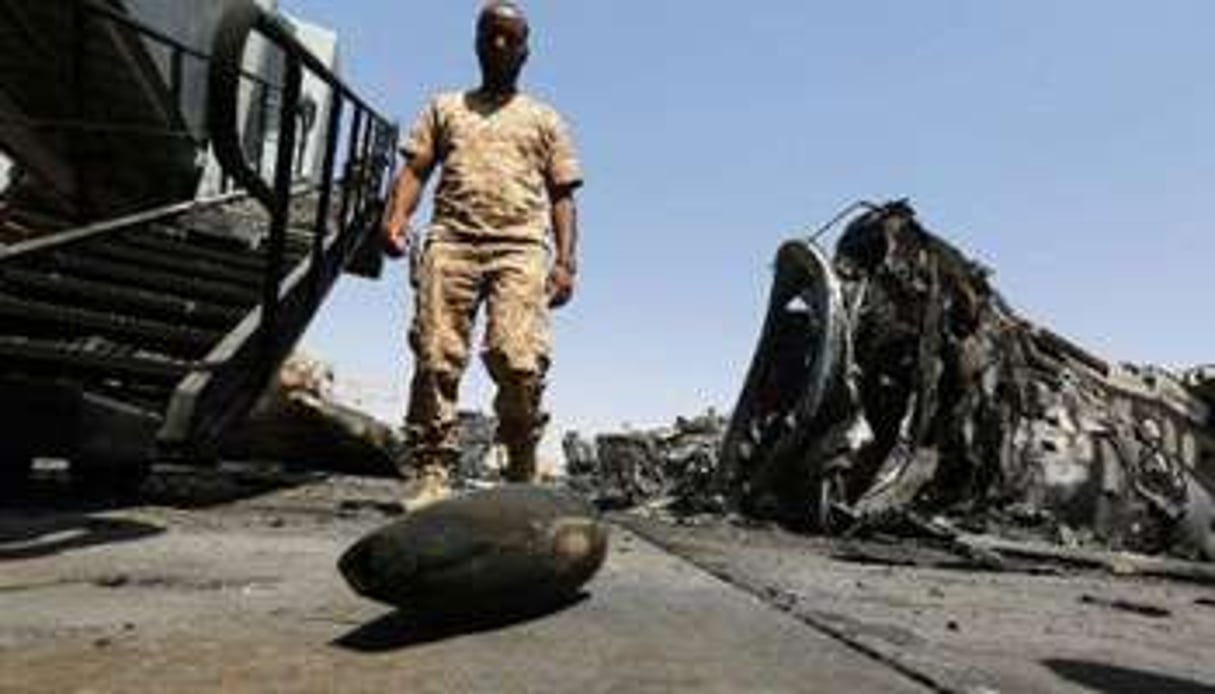 L’aéroport de Tripoli après une attaque. © AFP