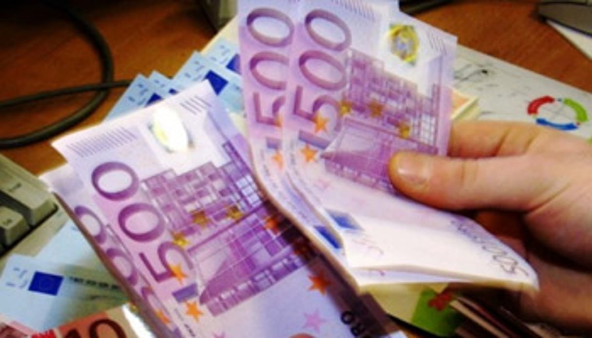 Des billets de 500 euros © Adrian Dennis / AFP