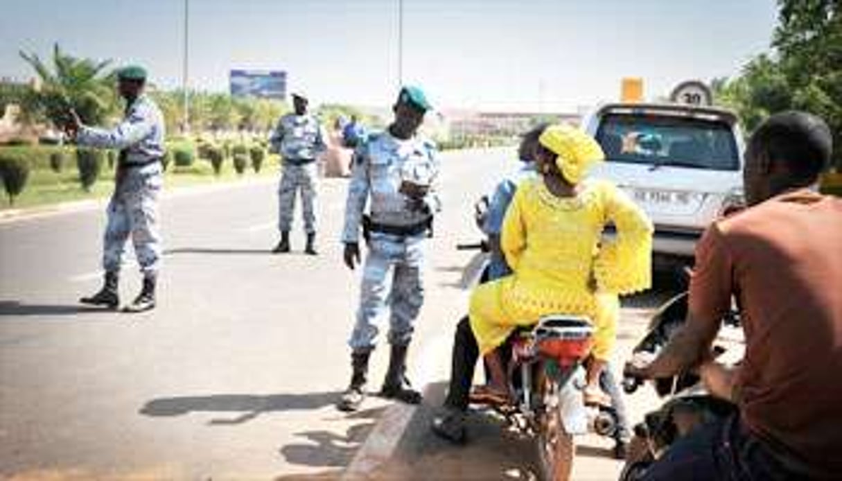 Contrôle de police près de l’aéroport de Bamako. © Issouf Sanogo/AFP