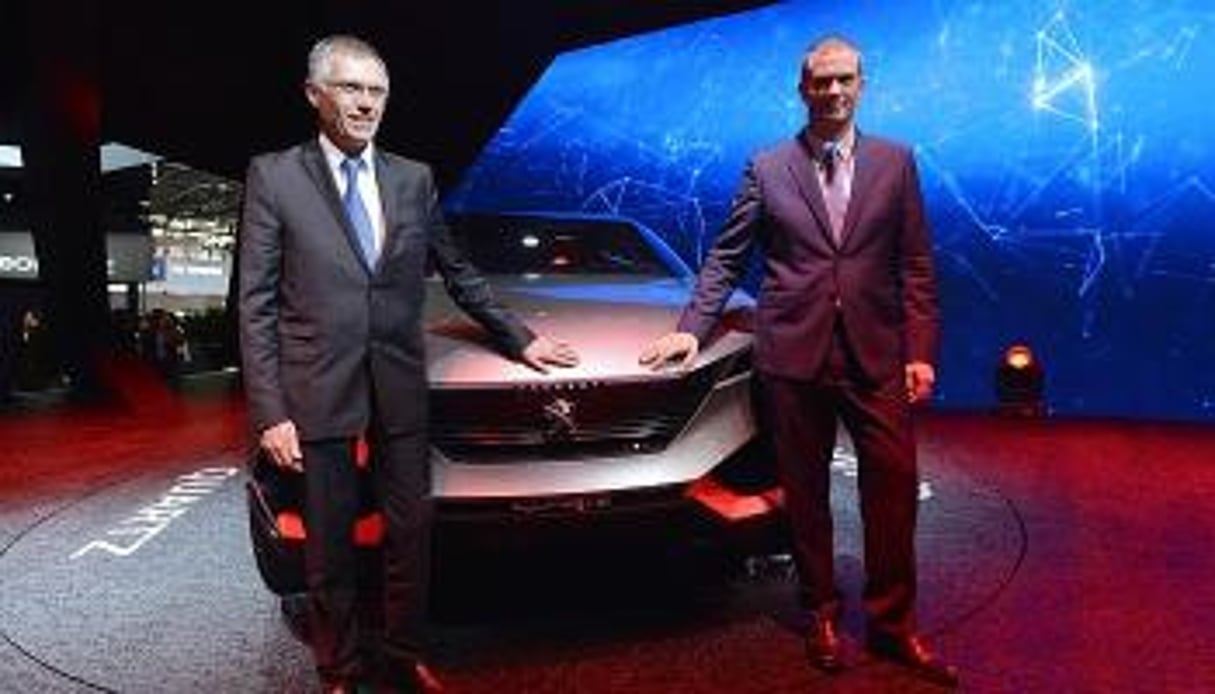 Carlos Tavares, le patron de PSA Peugeot-Citroën, et Maxime Picat, directeur de la marque Peugeot devant le concept car Quartz présenté le 2 octobre 2014 au Mondial de l’auto. © AFP