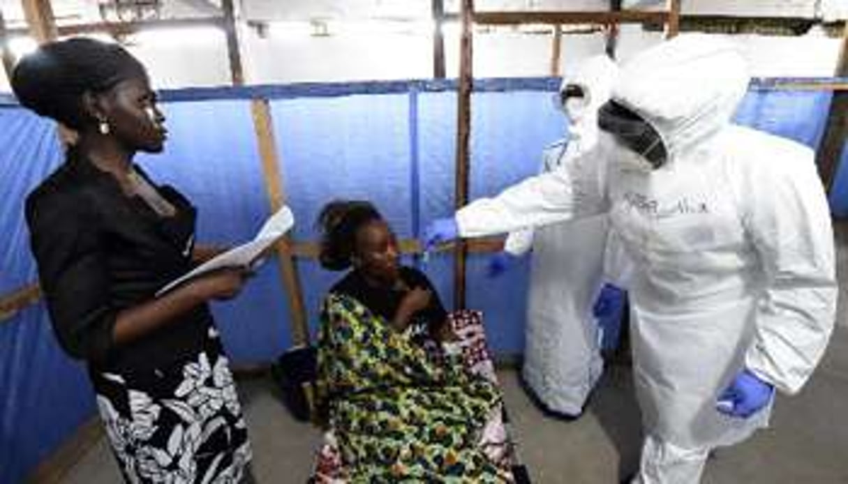 Un centre de l’OMS à Monrovia auscultent une malade d’Ebola, le 3 octobre 2014. © AFP