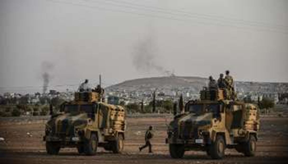 Des forces turques stationnées le 3 octobre 2014 près de la ville de Kobané. © AFP