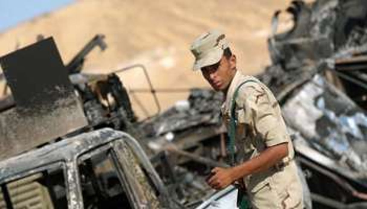 Des soldats égyptiens sur le site d’une attaque à al-Wadi al-Gadid, le 20 juillet 2014. © AFP