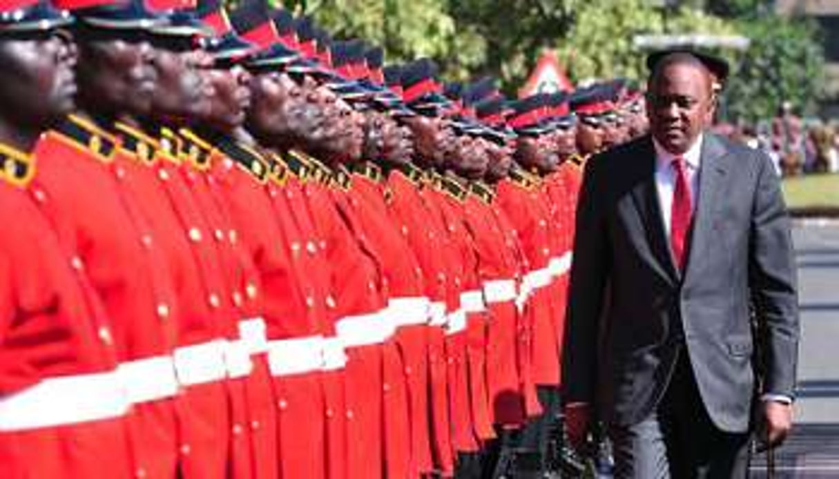 Le président kényan, Uhuru Kenyatta, passe en revue la garde d’honneur, le 6 octobre 2014. © AFP