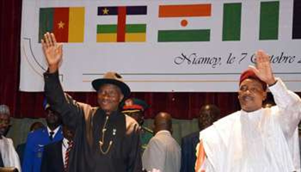 Les présidents Jonathan (à g.) et Issoufou ( à d.) le 7 octobre à Niamey © Hama Boureima /AFP