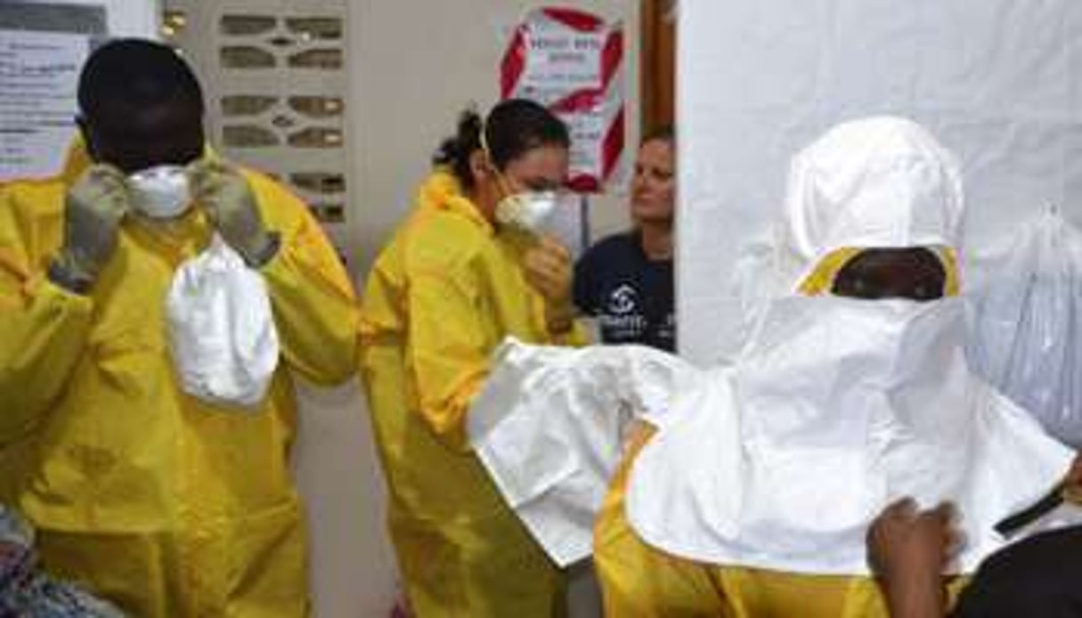 Des médecins dans un hôpital de Monronvia, le 24 juillet 2014. © AFP